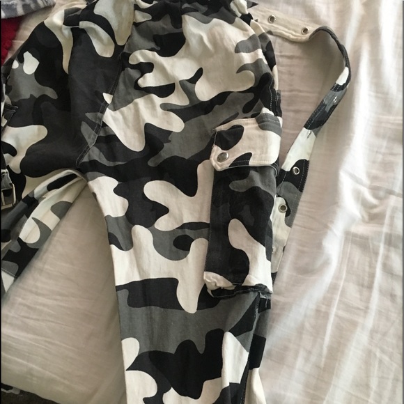 woman’s camo pants - Picture 3 of 3